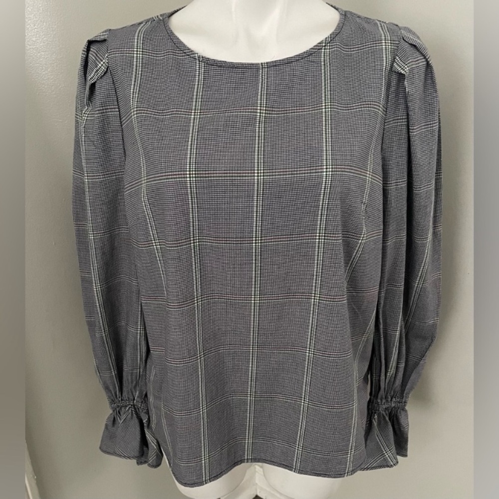 ‘Who What Wear’ Grey, Green and a little Red plaid blouse/top with ruched sleeve